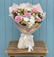 Букет цветов из:  Гвоздики, Орхидеи и Розы в Солманово