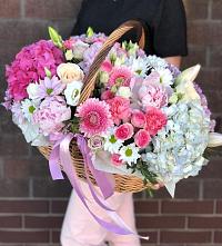Композиция солнечный день в Солманово Цветочная композиция из Розы, Хризантемы, Пионы и Лизиантусы в корзине в Солманово