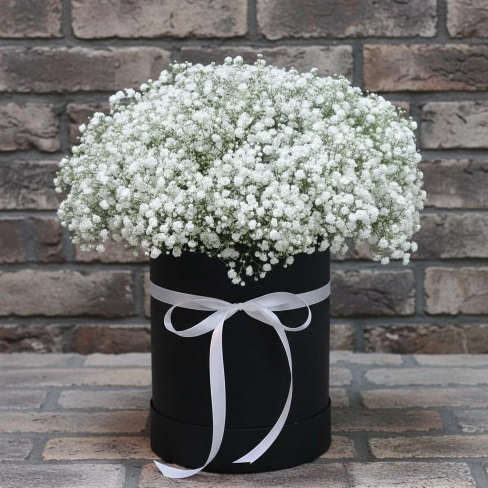 Цветочная композиция из Гипсофила в шляпной коробке в Солманово