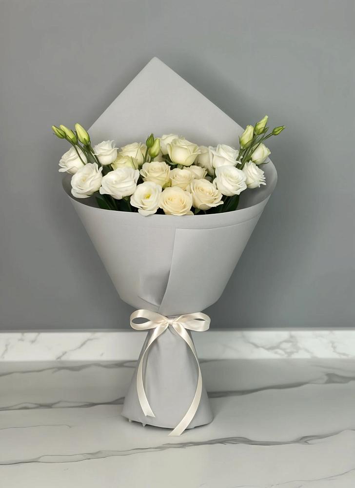 Букет цветов из: Розы и Лизиантусы в Солманово