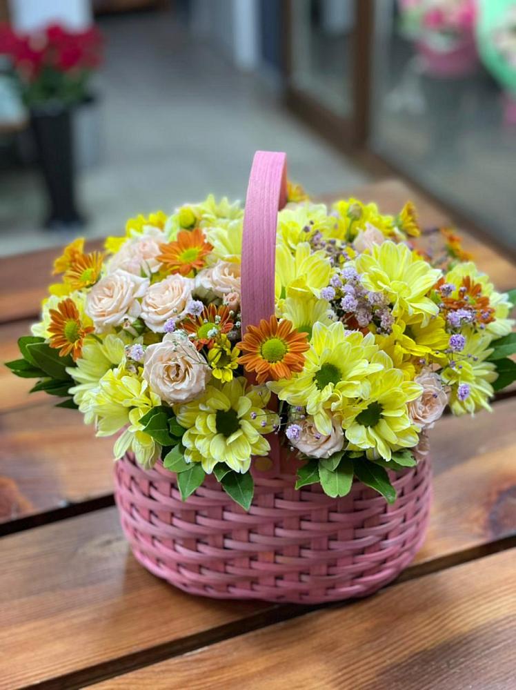 Цветочная композиция из Хризантемы и Розы в корзине в Солманово
