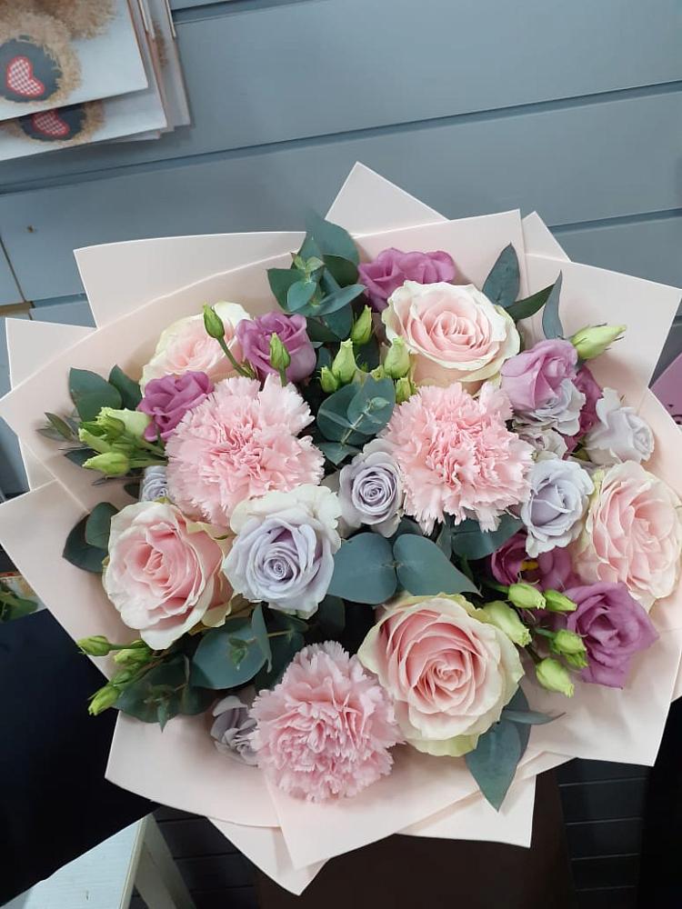 Букет цветов из: Розы, Гвоздики и Лизиантусы в Солманово